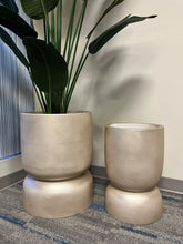 Charger l'image dans la galerie, Gold planters with a smooth metallic finish, displayed empty indoors on a carpeted floor near a window. Is this planter suitable for modern minimalist decor?
