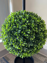 Charger l'image dans la galerie, Close-up of a lush artificial topiary ball, featuring vibrant green foliage for an elegant and realistic look.