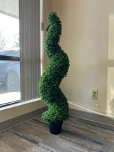 Charger l'image dans la galerie, Elegant artificial spiral topiary in a sleek black pot, perfect for adding a touch of greenery and sophistication to indoor or outdoor spaces.