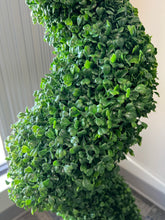 Charger l'image dans la galerie, Close-up of lush, vibrant green artificial boxwood foliage, perfect for indoor or outdoor decoration.