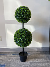 Charger l'image dans la galerie, Double ball artificial topiary in a sleek black pot, ideal for adding greenery to any indoor or outdoor space.