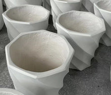 Charger l'image dans la galerie, Multiple white, spiral-patterned planters made of textured material, displayed in a neat arrangement on a concrete surface, showcasing their modern and geometric design.