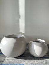 Load image into Gallery viewer, Fiberglass pot - white (16" W x 13" H )