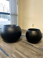 Charger l'image dans la galerie, Fiberglass pot - Black (16" W x 13" H)