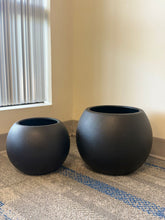 Charger l'image dans la galerie, Off-Whtie Round PE Planter