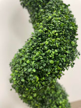 Charger l'image dans la galerie, Close-up of lush, vibrant green artificial boxwood foliage, perfect for indoor or outdoor decoration.