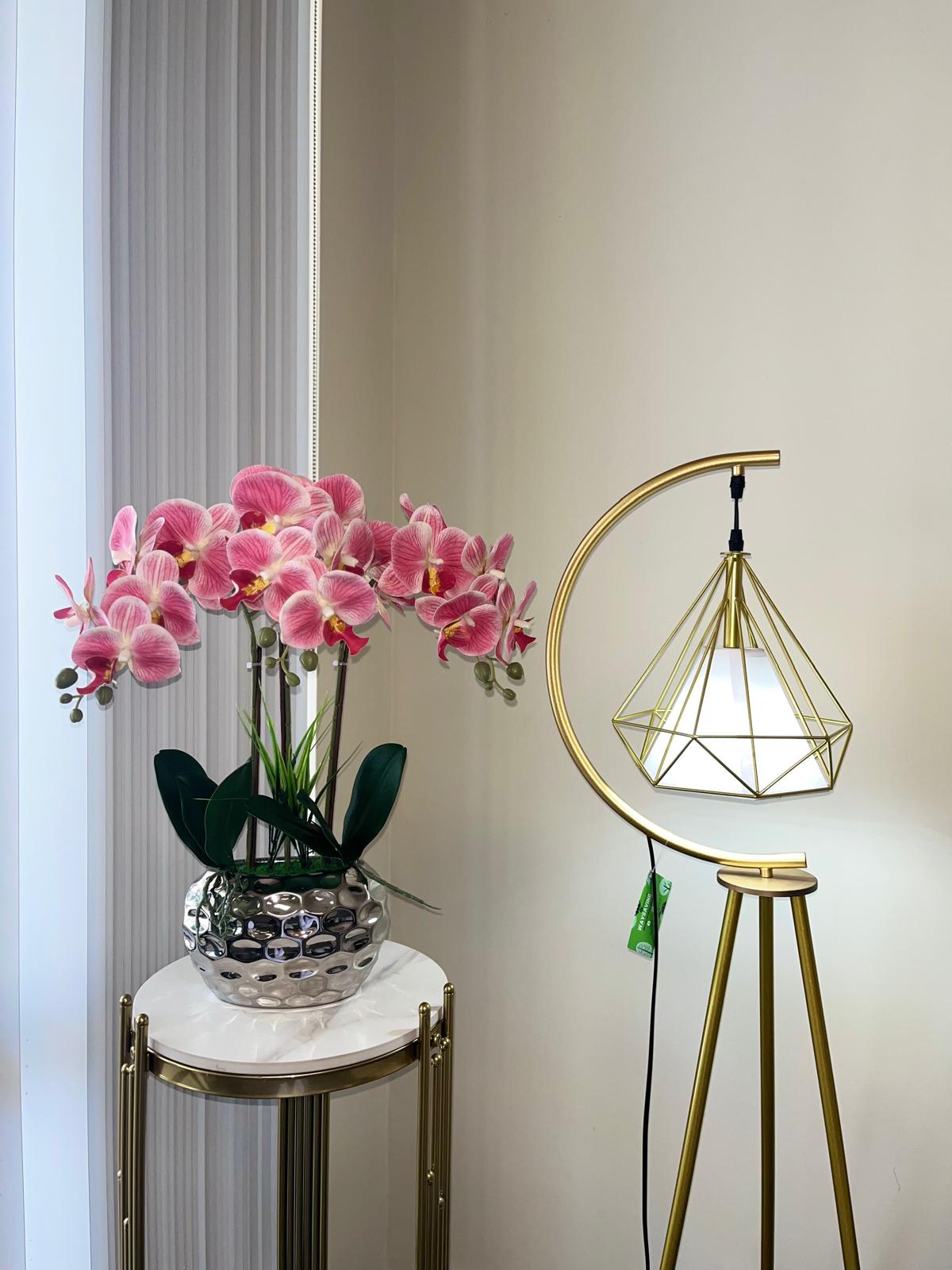 Create Beautiful Vase Arrangements with These Gorgeous Fake Flowers