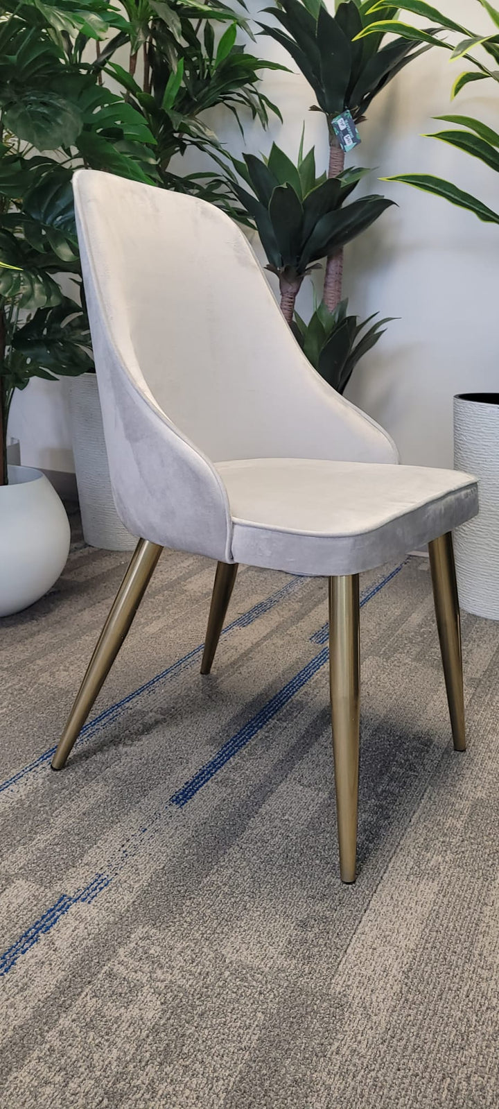 Elegant velvet dining chair with gold legs, perfect for adding a touch of luxury to dining or office spaces. Common questions include ‘What materials are best for dining chairs?’ and ‘How to care for velvet upholstery on chairs?