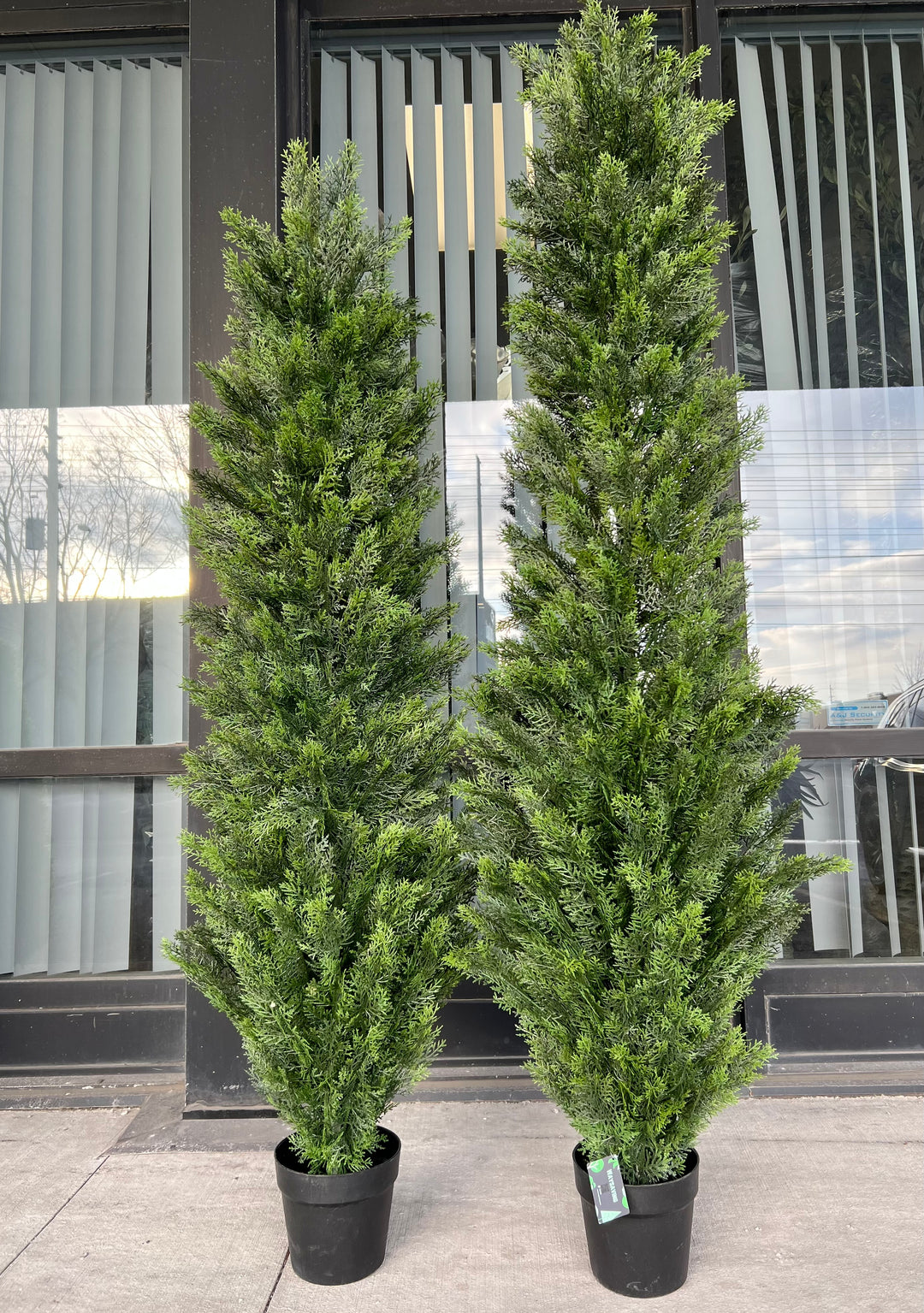 Artificial cedar tree with UV resistance -7’