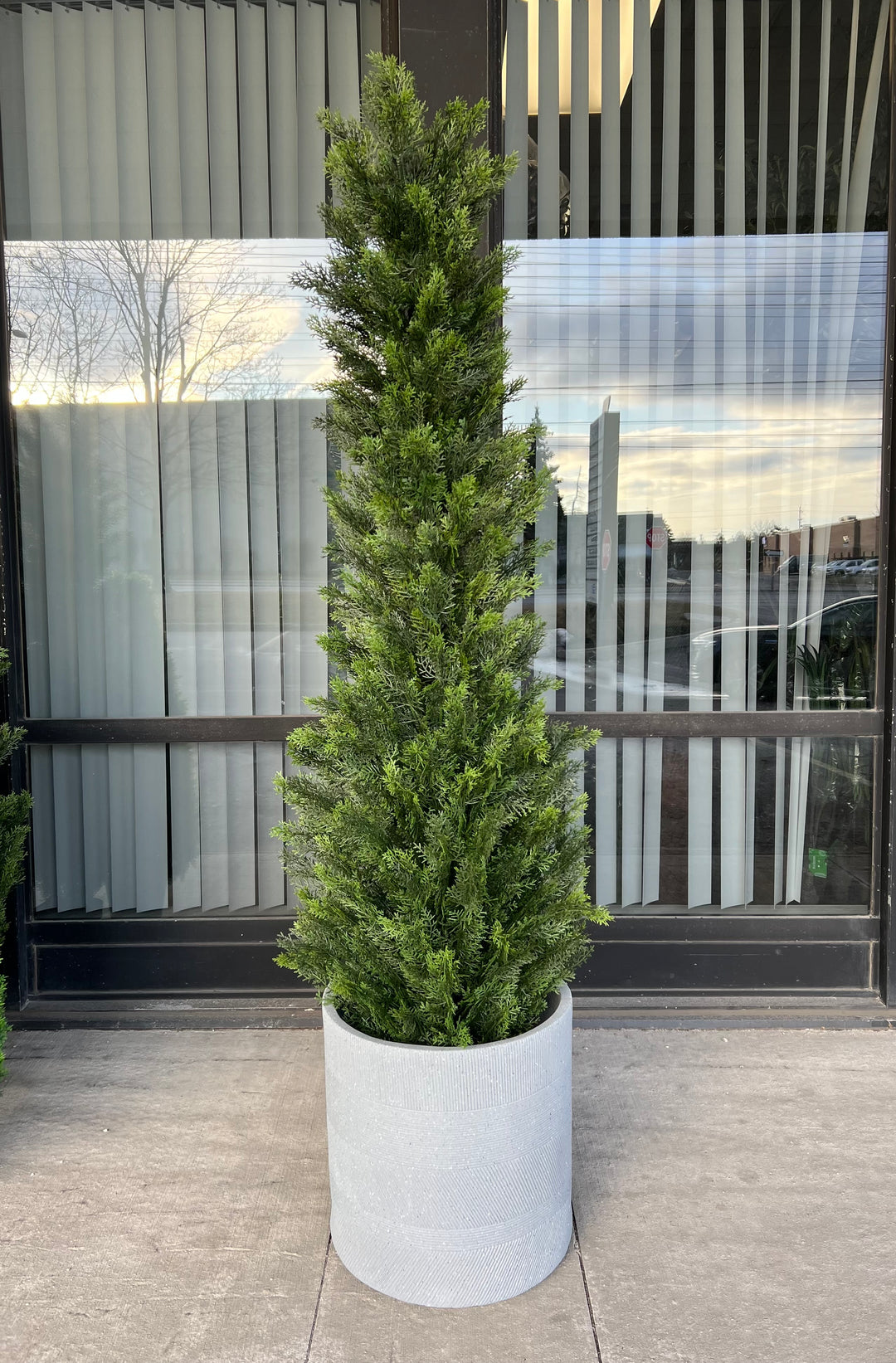 Artificial cedar tree with UV resistance -7’