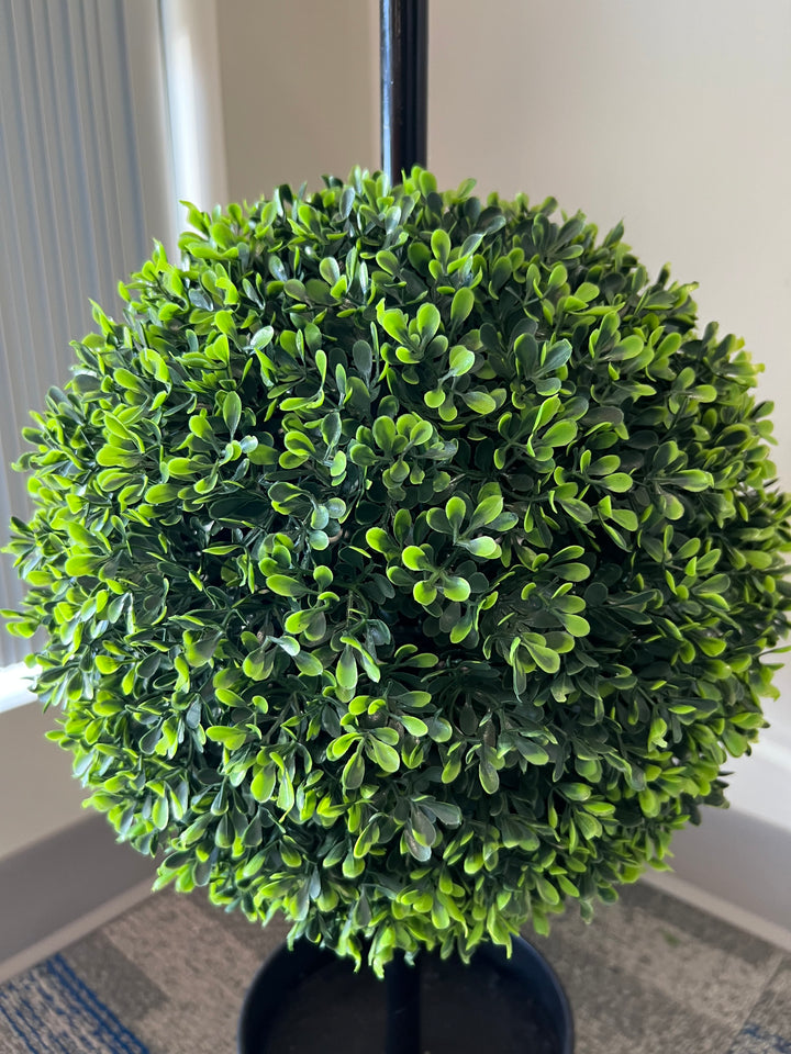 Close-up of a lush artificial topiary ball, featuring vibrant green foliage for an elegant and realistic look.