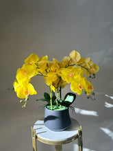 Charger l&#39;image dans la galerie, Orchidée Artificielle - Jaune avec Vase Noir
