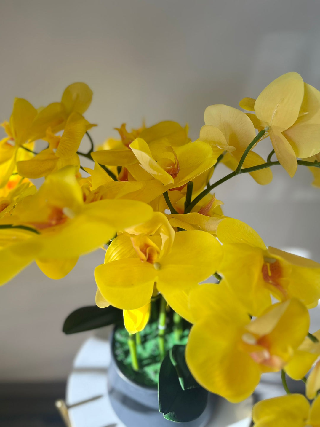 Orchidée Artificielle - Jaune avec Vase Noir