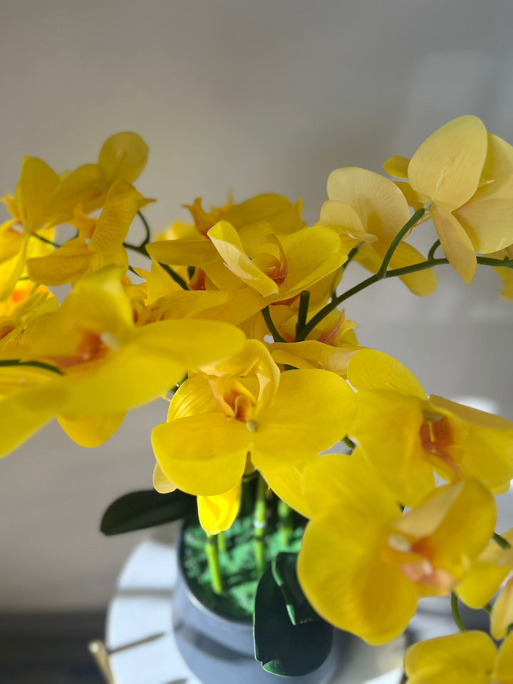 Orchidée Artificielle - Jaune avec Vase Noir