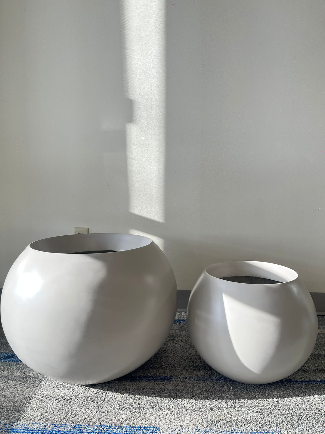 Fiberglass Pot - white (22" W x 16" H)