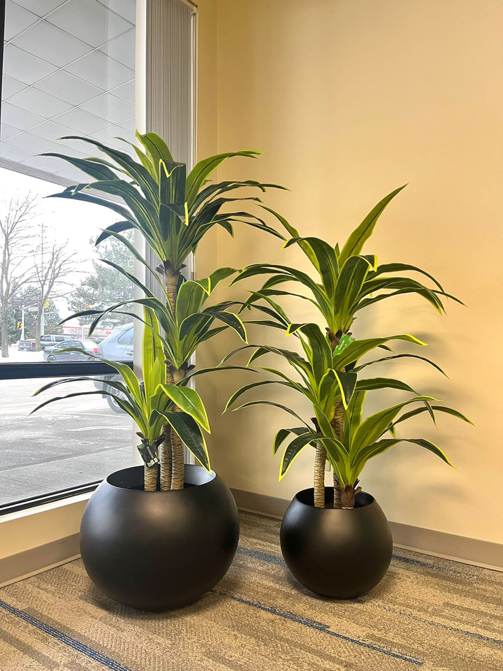 Fiberglass pot - Black (16" W x 13" H)