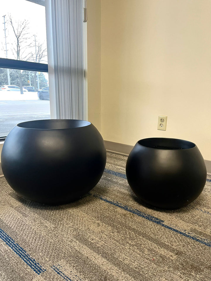 Fiberglass pot - Black (16" W x 13" H)