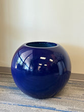 Charger l&#39;image dans la galerie, Oversize White Fiberglass Globe Pot (21&quot; H x 25&quot; W)
